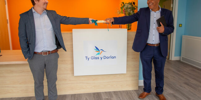 Bron Afon hands over keys…